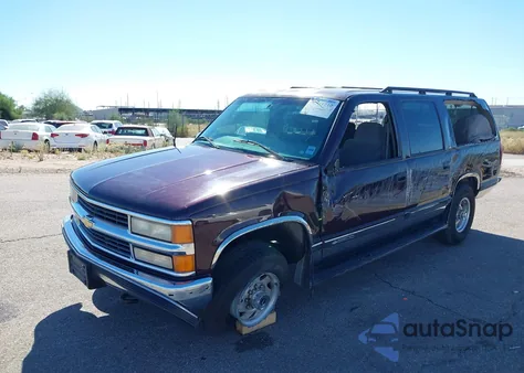 1997 Chevrolet Suburban 2500 z USA, uszkodzony, nr VIN 1GNGC26R0VJ369814